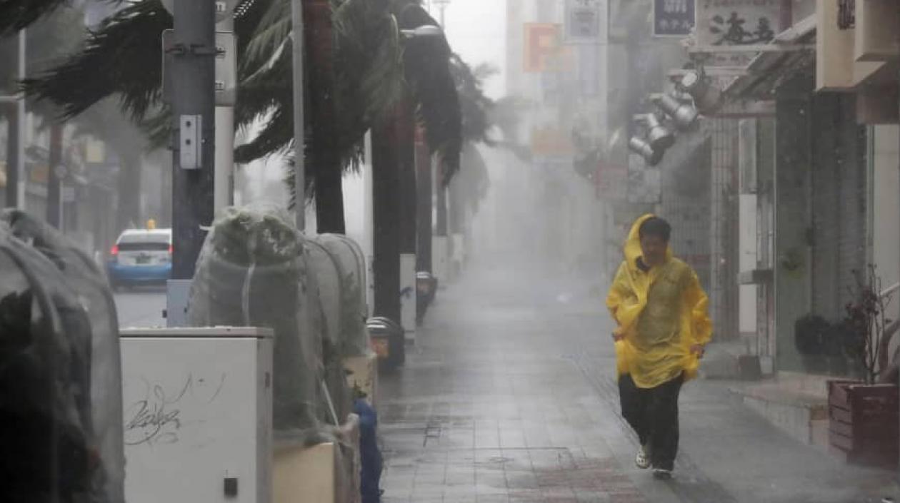 Un ciudadano japonés desafía los vientos del tifón Trami el sábado.