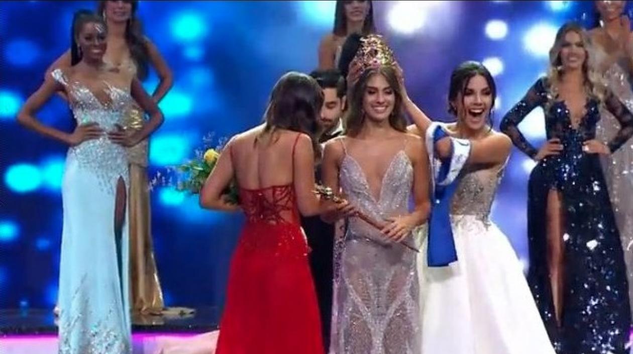 La nueva Miss Colombia cuando era coronada.