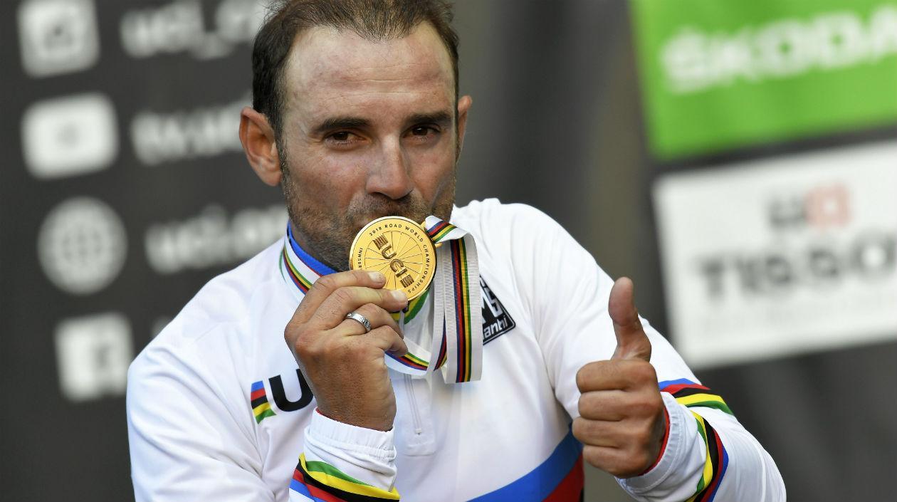 Alejandro Valverde con al maillot de campeón del mundo y la medalla de oro. 