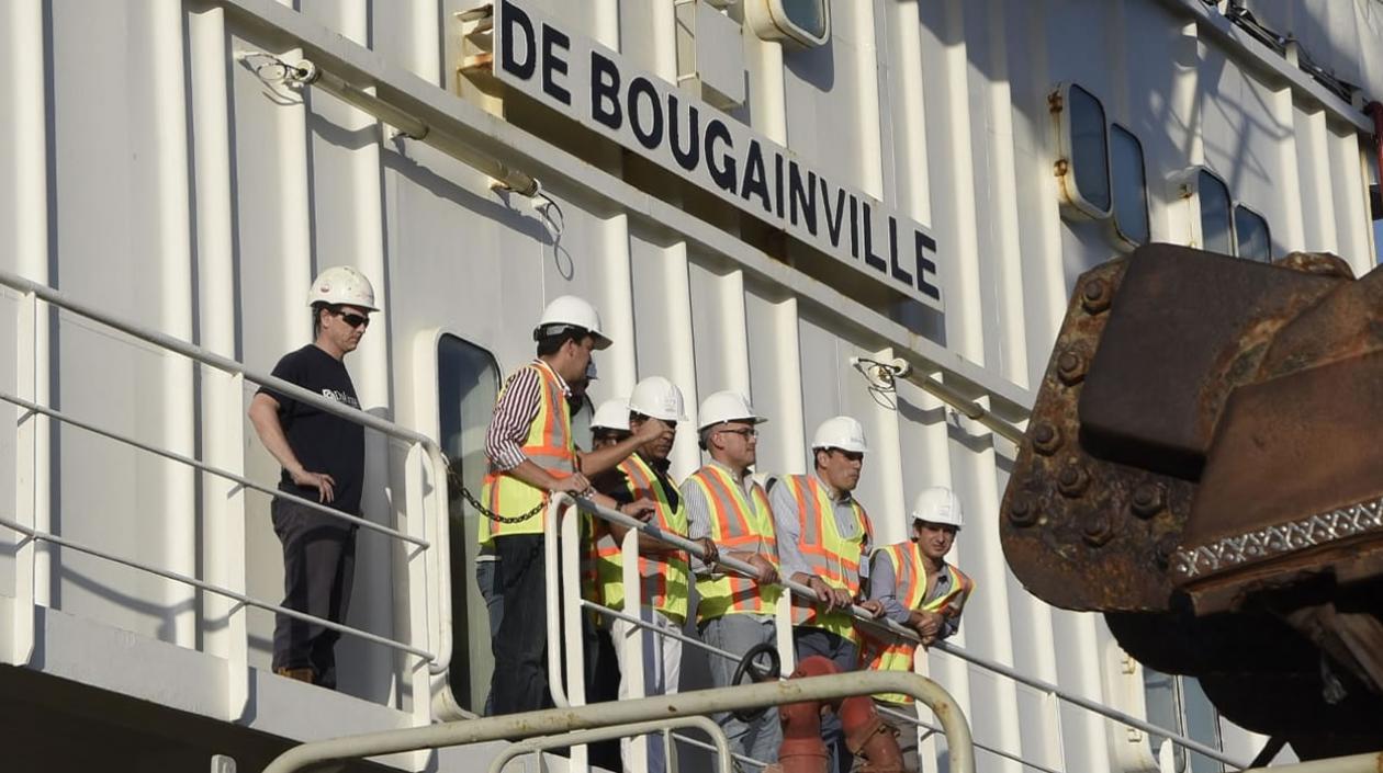 El Ministro encargado de transporte y el director de Cormagdalena a bordo de la draga De Bougainville