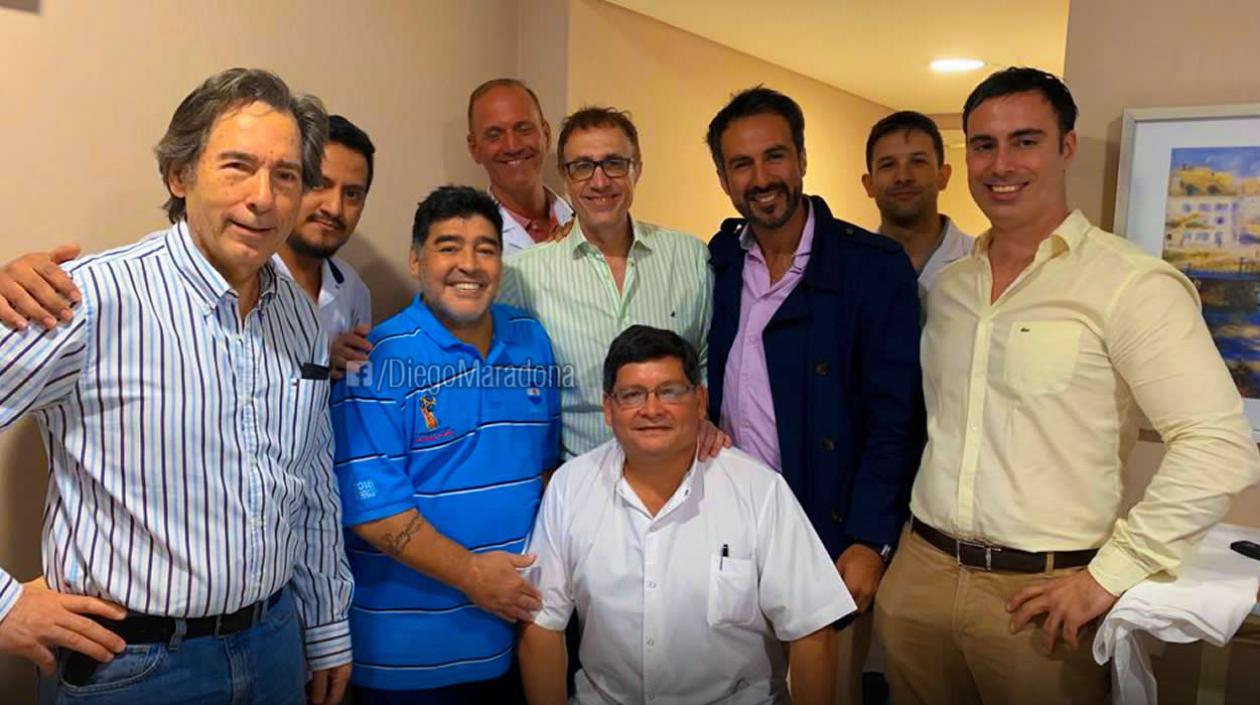 Diego Maradona con personal de Swiss Medical y la Clínica Olivos de Buenos Aires.
