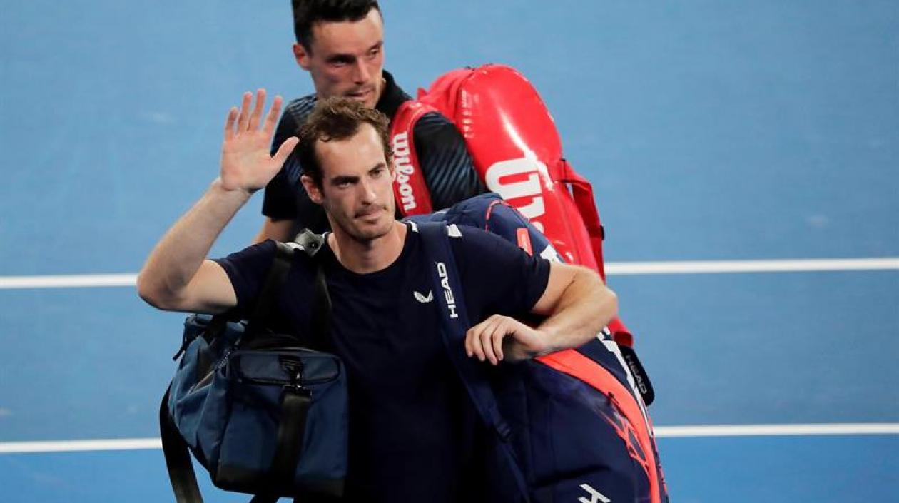   El tenista británico Andy Murray se despide del público tras ser derrotado por el español Roberto Bautista.