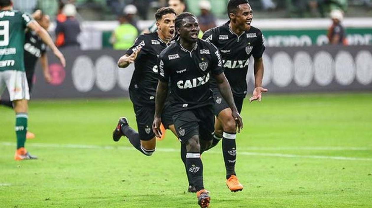 Yimmi Chará celebrando un gol con Atlético Mineiro.