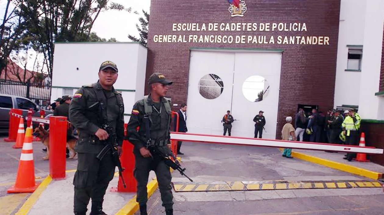 La Escuela de Cadetes General Santander custodiada por personal de la Policía.