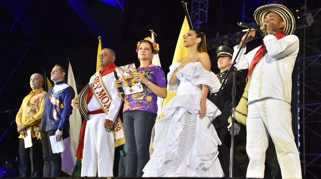 La directora de Carnaval y los Reyes de la fiesta durante el homenaje a los héroes caídos