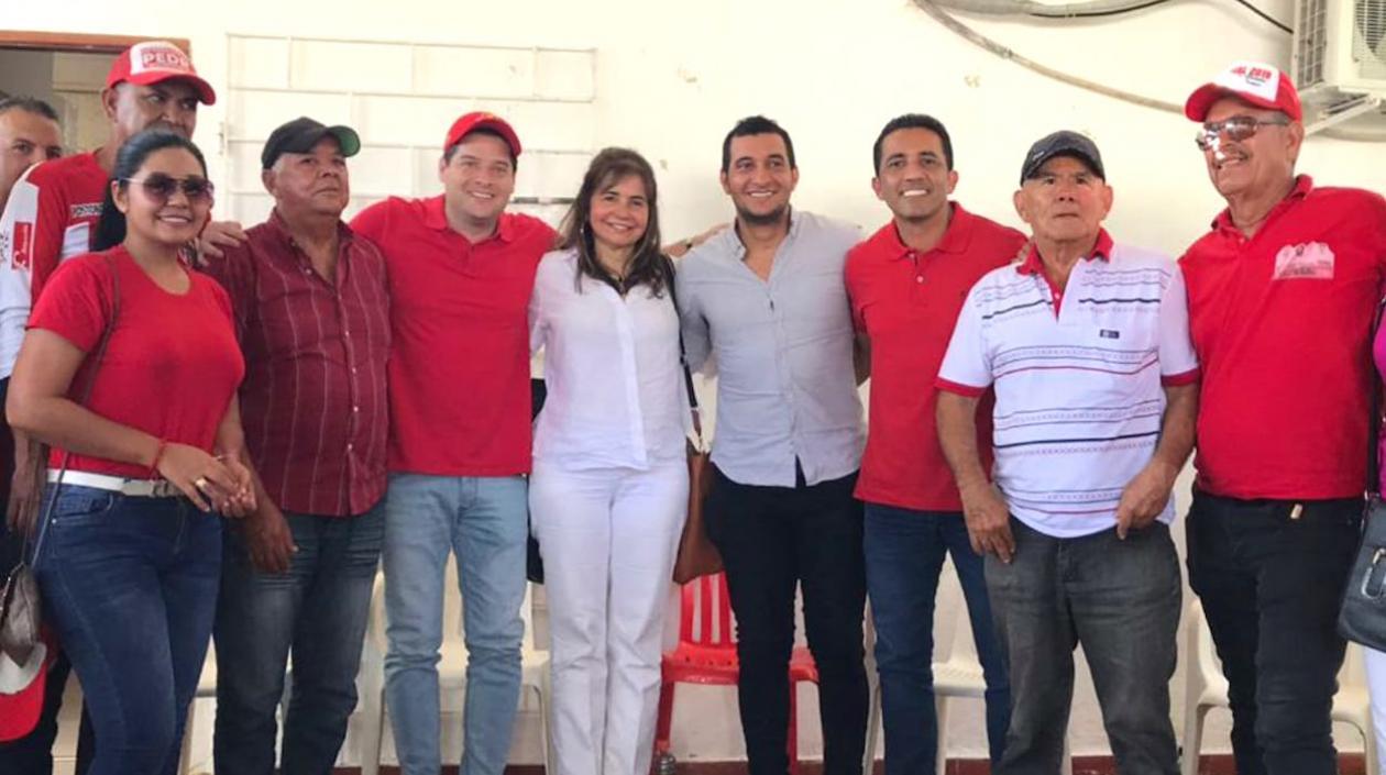 El Senador Mauricio Gómez con un grupo de amigos rodeando a Pedro Lemus.