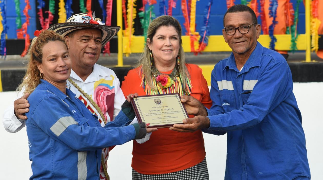 El Rey Momo entrega la placa a Mary Durán y Manuel Rodríguez, los acompañan Clara Cabrales, Directora Comercial de Carnaval SA.