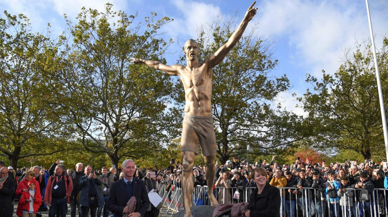 Estatua de Zlatan Ibrahimovic, en la ciudad sueca de Malmo.  