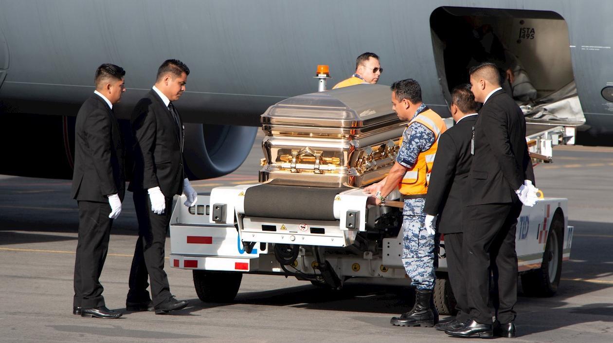 Restos de José José llegando a México en un avión de la Fuerza Aérea.