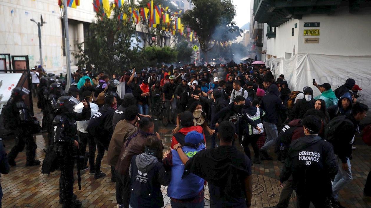 Estudiantes universitarios se enfrentan con la policía este jueves en la Plaza Bolívar, en Bogotá