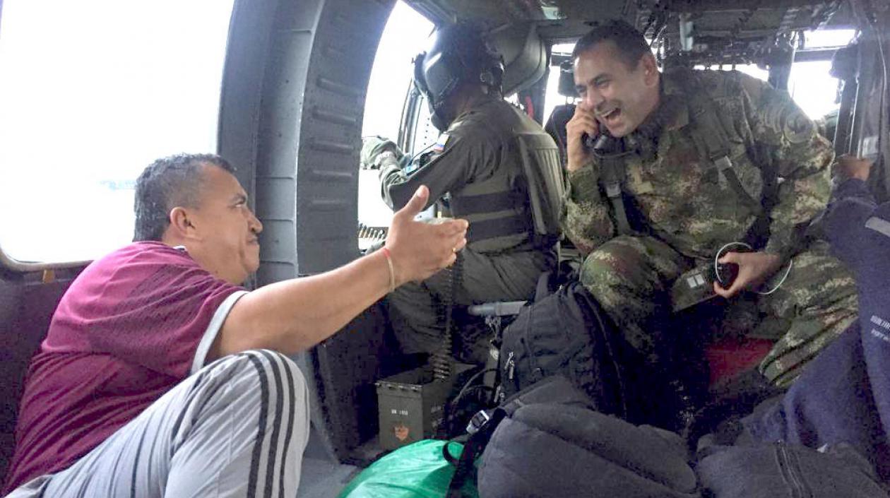 Uno de los contratistas liberados en el helicóptero del Ejército.