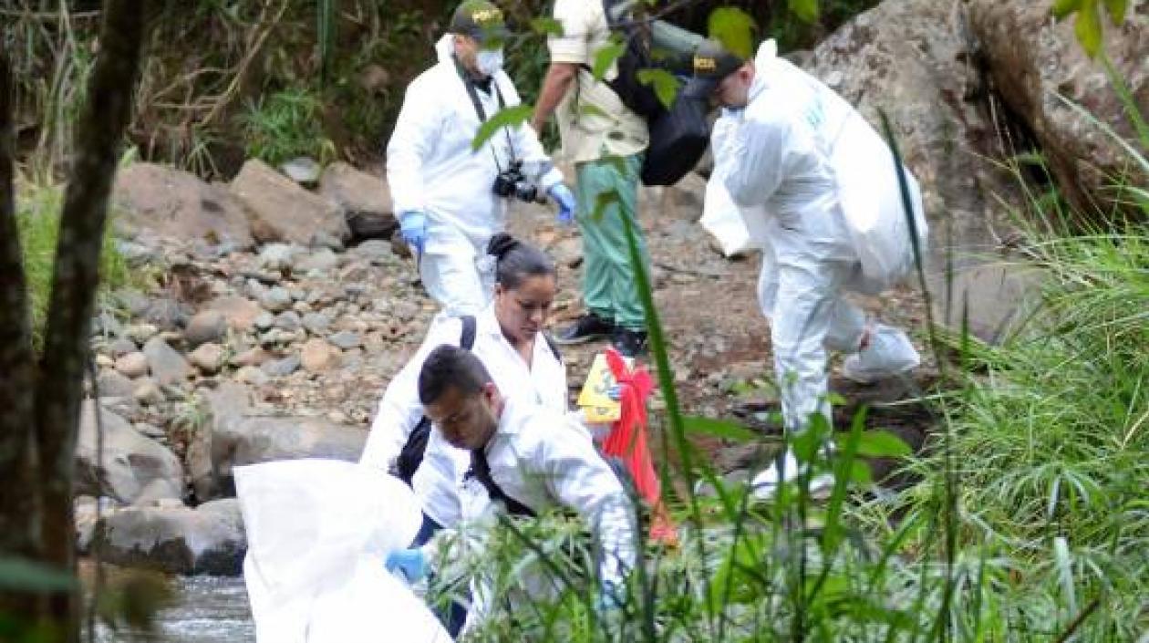 Las autoridades realizaron la inspección de los cadáveres.