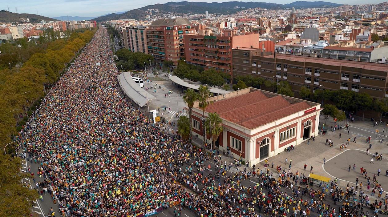 Miles de personas que participan en las "Marchas por la libertad" entran en Barcelona por la Avenida Meridiana hoy viernes.