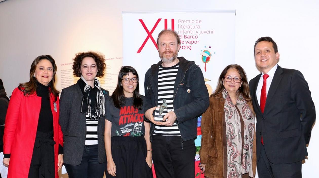 Miembros de la Fundación SM, con el ganador Premio Barco de Vapor 2019, José Andres Gómez Santacoloma.