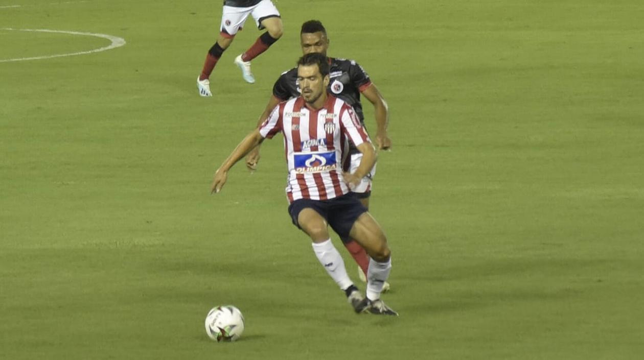 Sebastián Hernández en jugada ofensiva en el inicio del partido.
