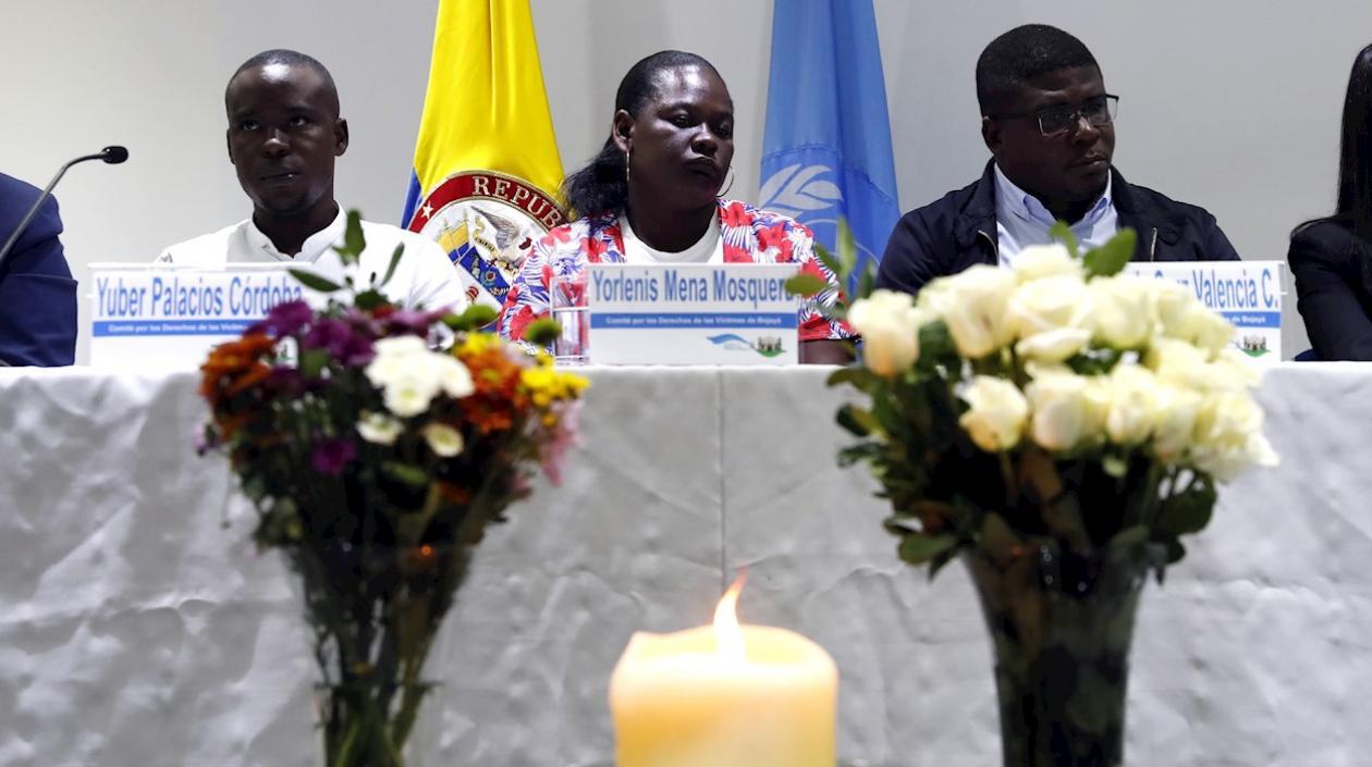 Los integrantes del comité de las víctimas de la masacre de Bojayá Yuber Palacios Córdoba (i), Yorlenis Mena Mosquera (c) y José de la Cruz Valencia (d), participan en una rueda de prensa este miércoles en Bogotá (Colombia).