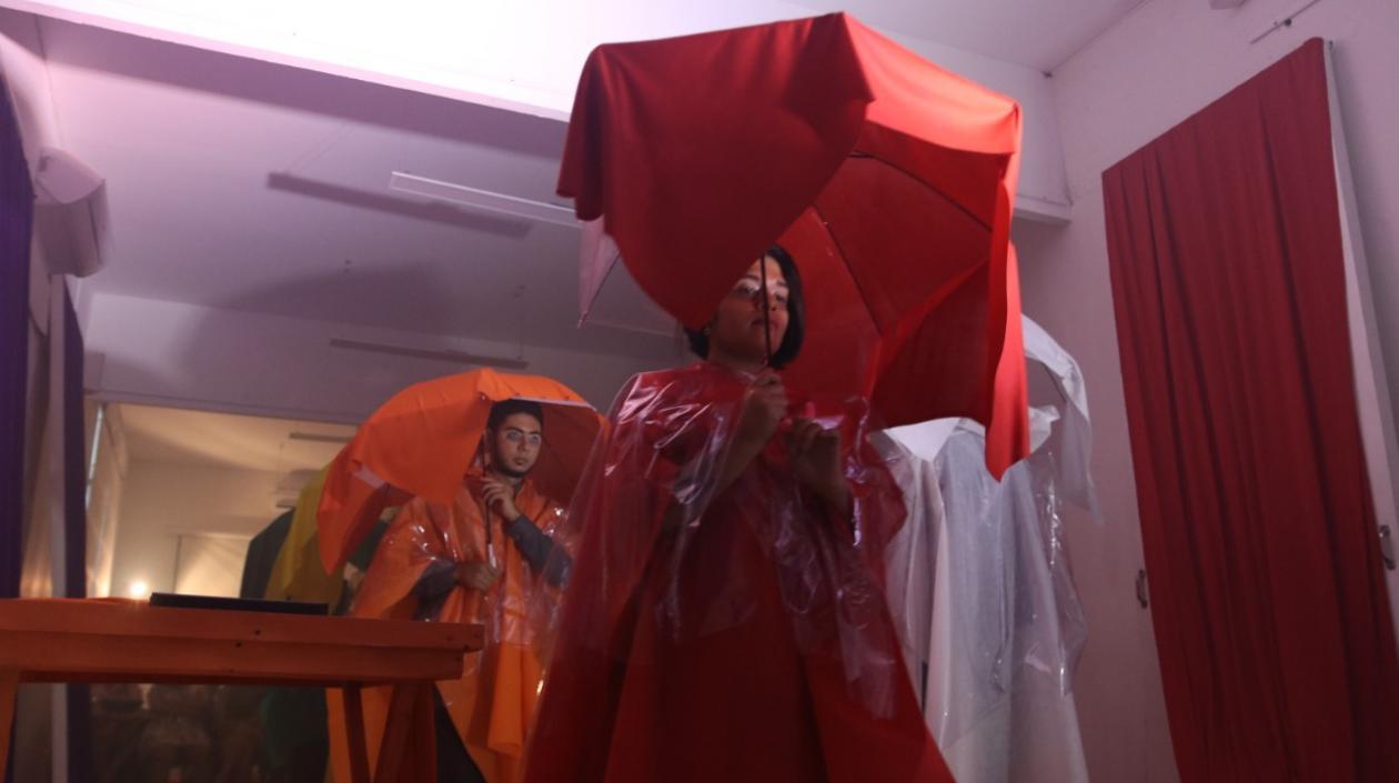 Actores en medio de la obra ‘Arroyos: historias que nos deja la lluvia’.