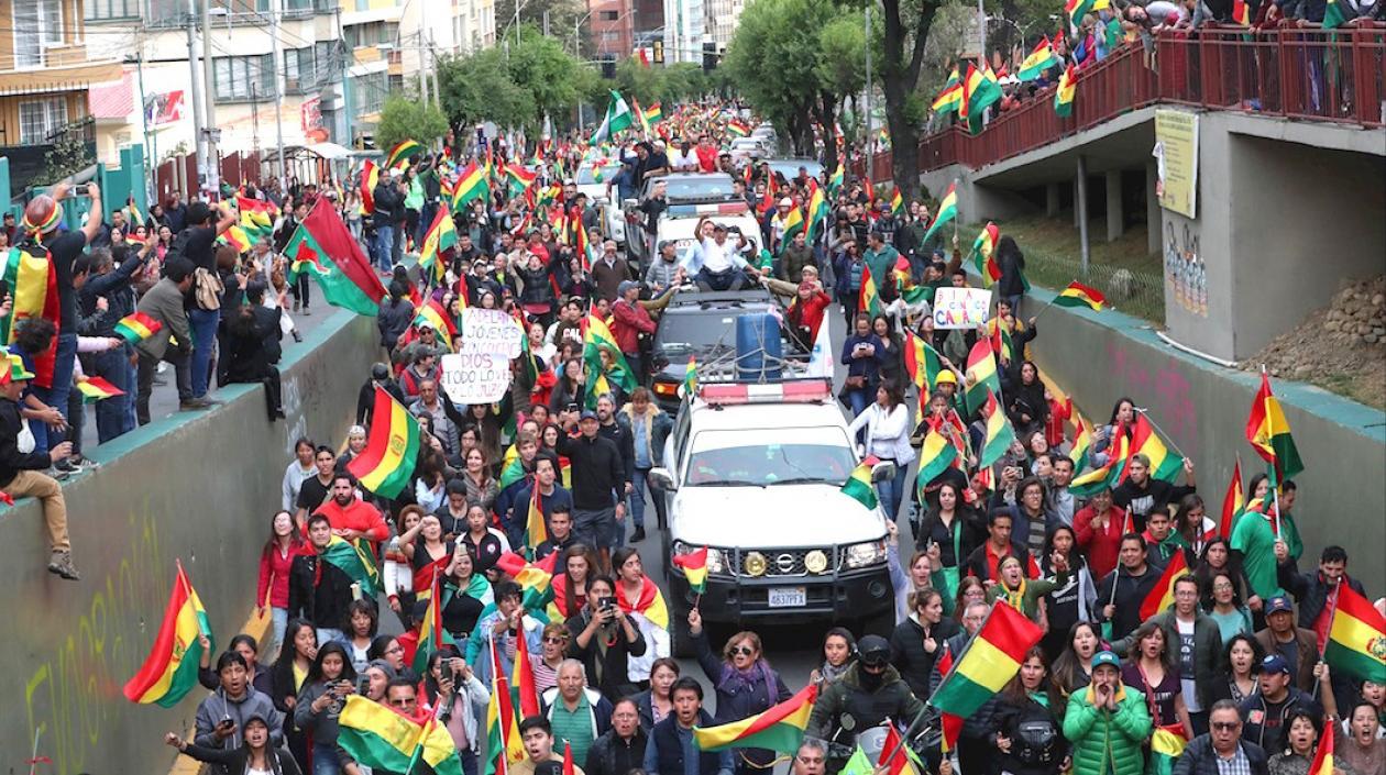 Bolivianos celebrando la renuncia del Presidente Evo Morales.