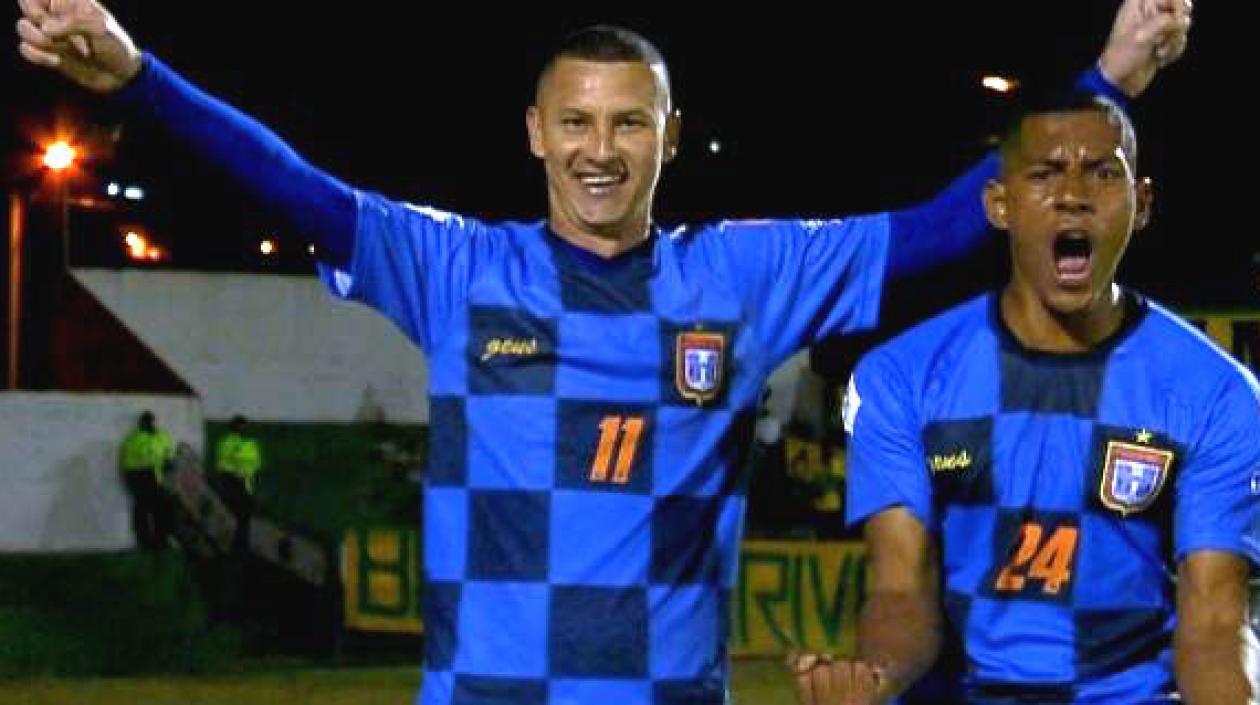 Luis Páez celebrando el segundo gol con Juan Peláez.