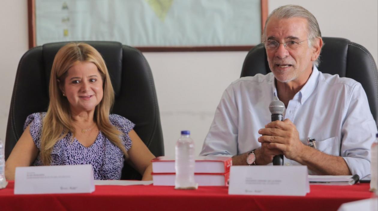 La Gobernadora electa, Elsa Noguera, y el actual Eduardo Verano.