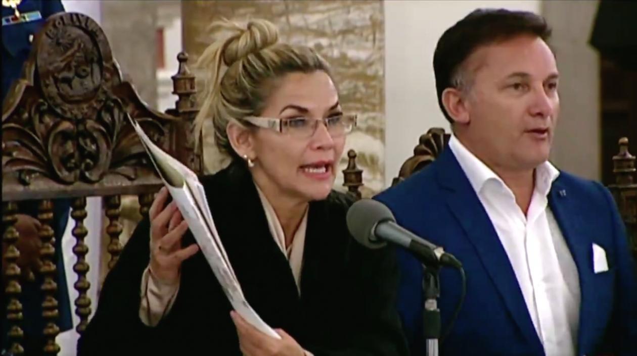 La Presidenta interina de Bolivia, Jeanine Añez, haciendo el anuncio.