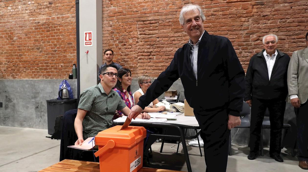 El presidente de Uruguay Tabaré Vázquez, ejerce su derecho al voto en su colegio electoral en Montevideo.