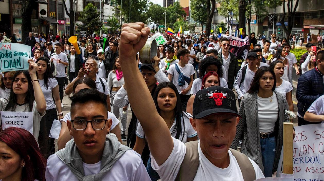 Manifestantes reunidos en el lugar donde Dilan Cruz, de 18 años, fue herido de gravedad.