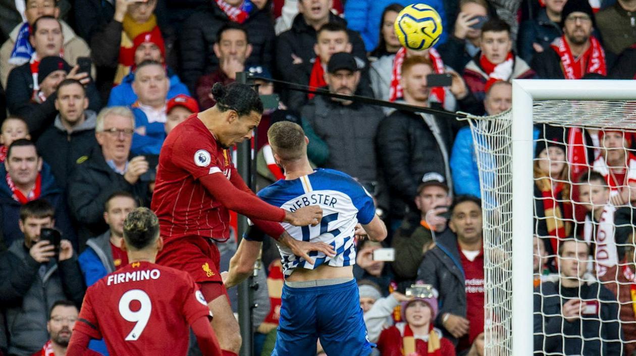  Virgil Van Dijk anota uno de los goles del Liverpool. 