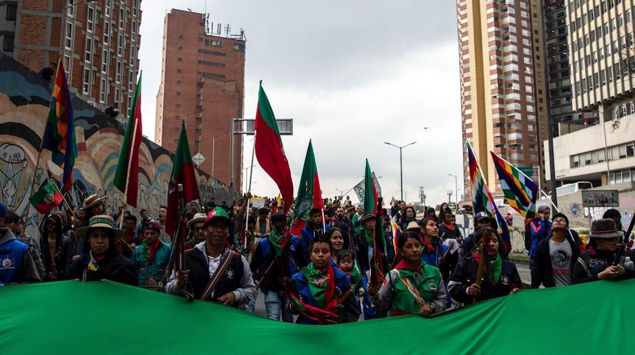 Decenas de indígenas fueron registrados este viernes al marchar por el centro de Bogotá