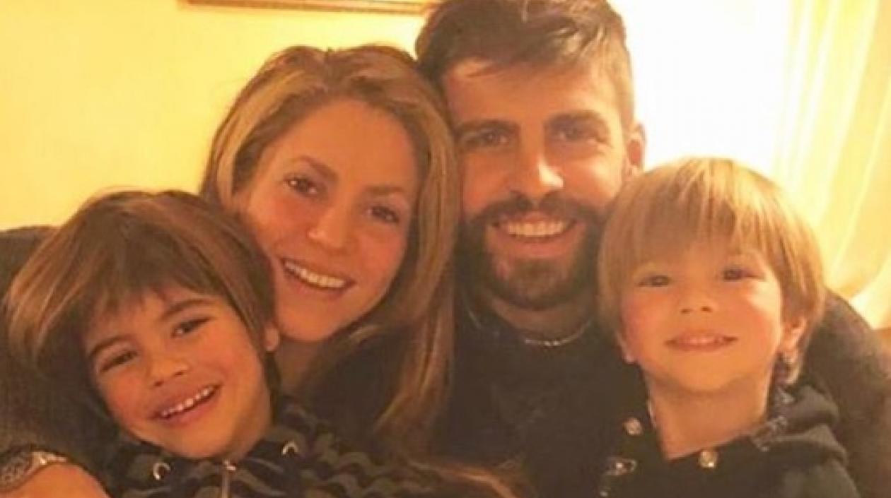 Shakira y Piqué junto a sus hijos Milan y Sasha.