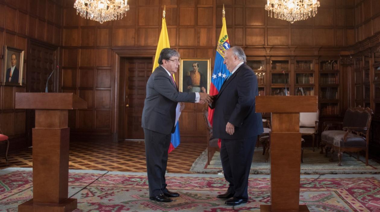 Humberto Calderón Berti presenta credenciales al gobierno de Colombia.