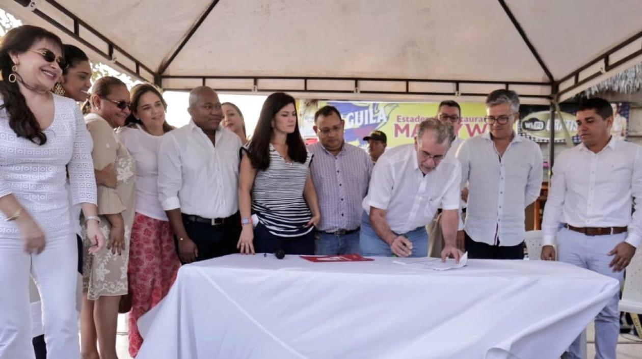 El Gobernador Eduardo Verano De la Rosa, firmando el acta de inicio de los trabajos.