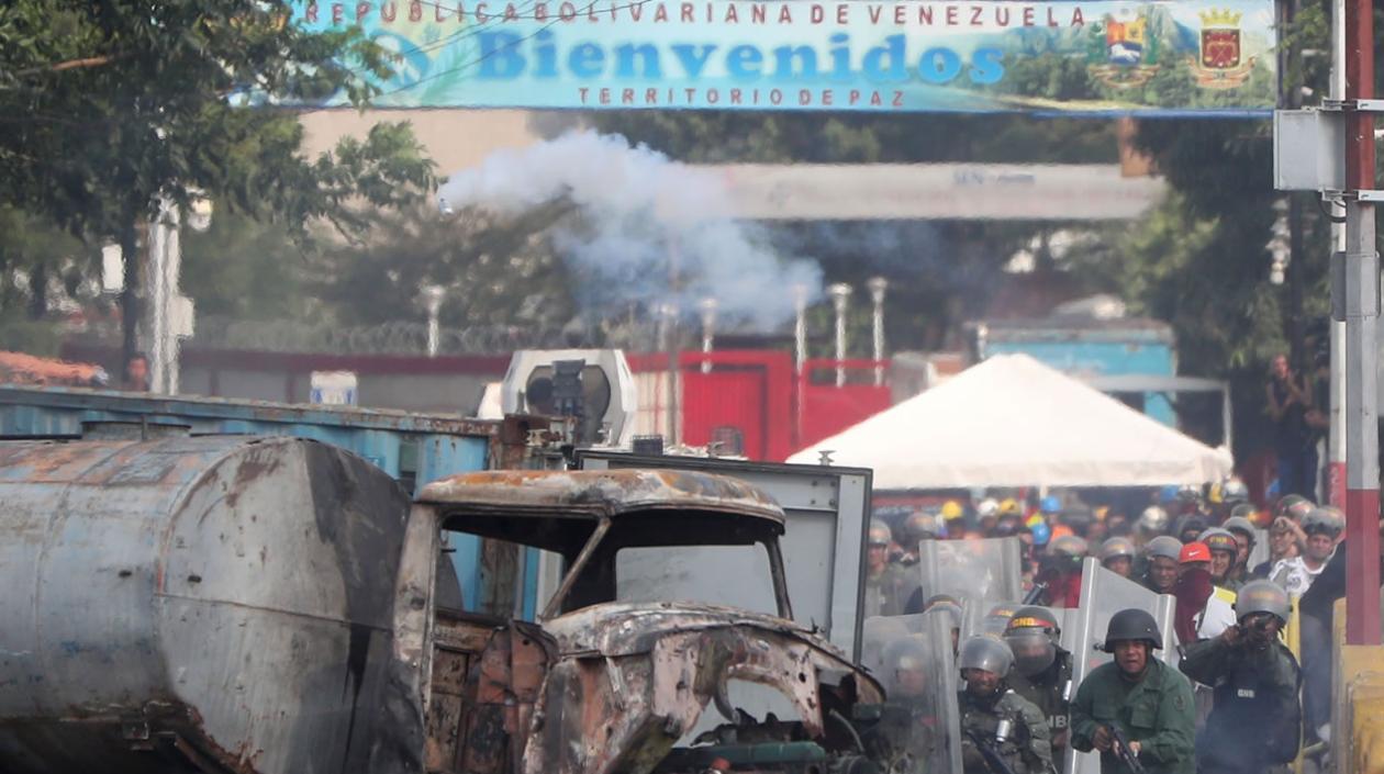 anifestantes se enfrentan con la Guardia Nacional Bolivariana en el lado colombiano del Puente Internacional Simón Bolívar