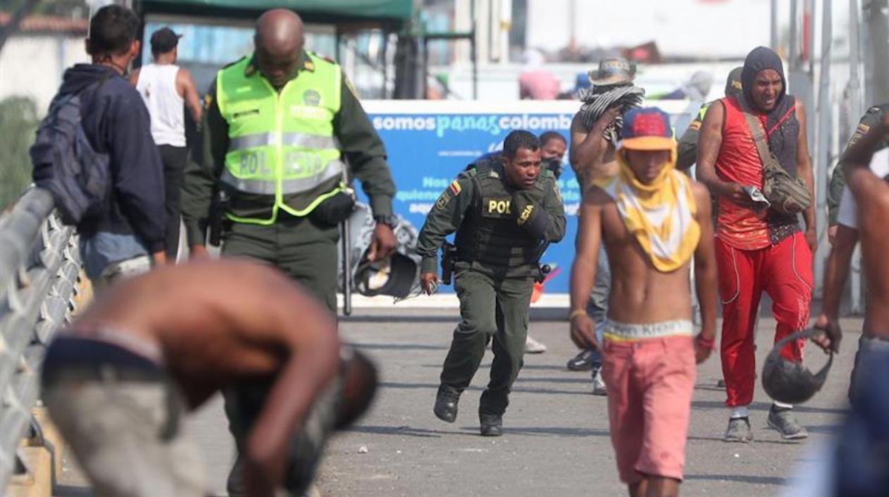 Policías colombianos son vistos durante los enfrentamientos entre venezolanos y miembros de la Guardia Nacional Bolivariana, este lunes, en el puente Simón Bolívar en Cúcuta.