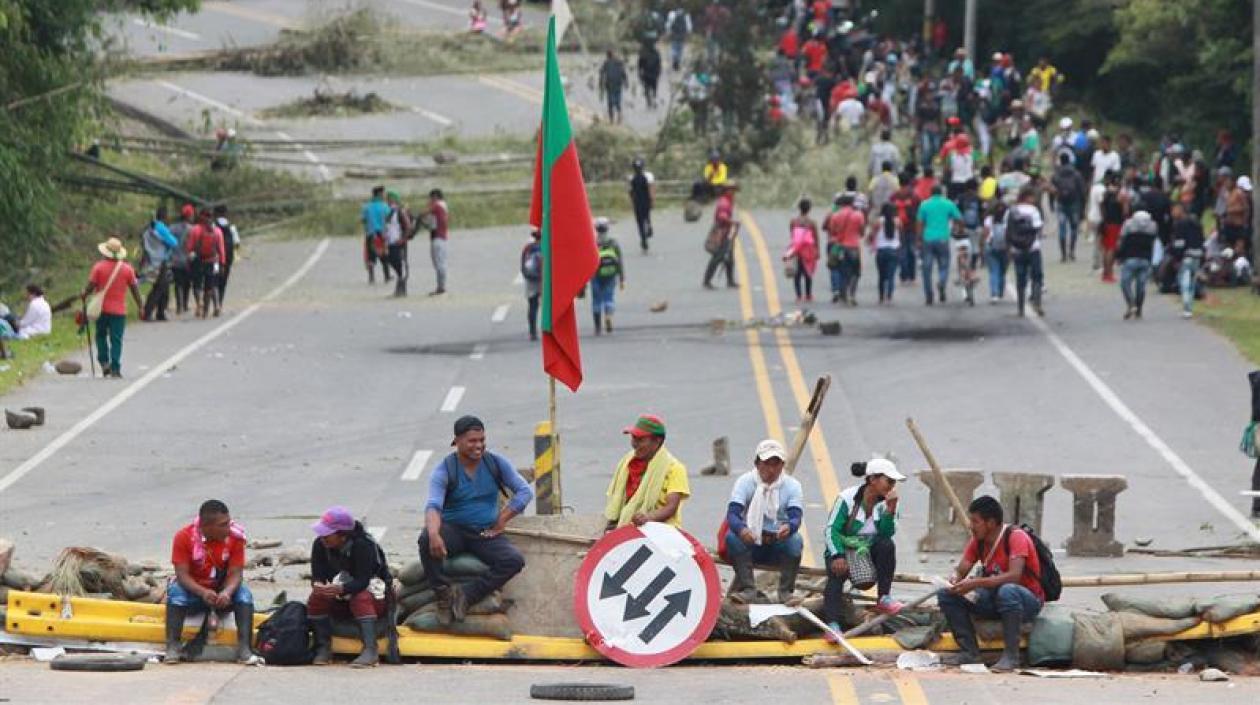 ndígenas bloquean la vía Panamericana este jueves, en el sector de Mondomo, Cauca