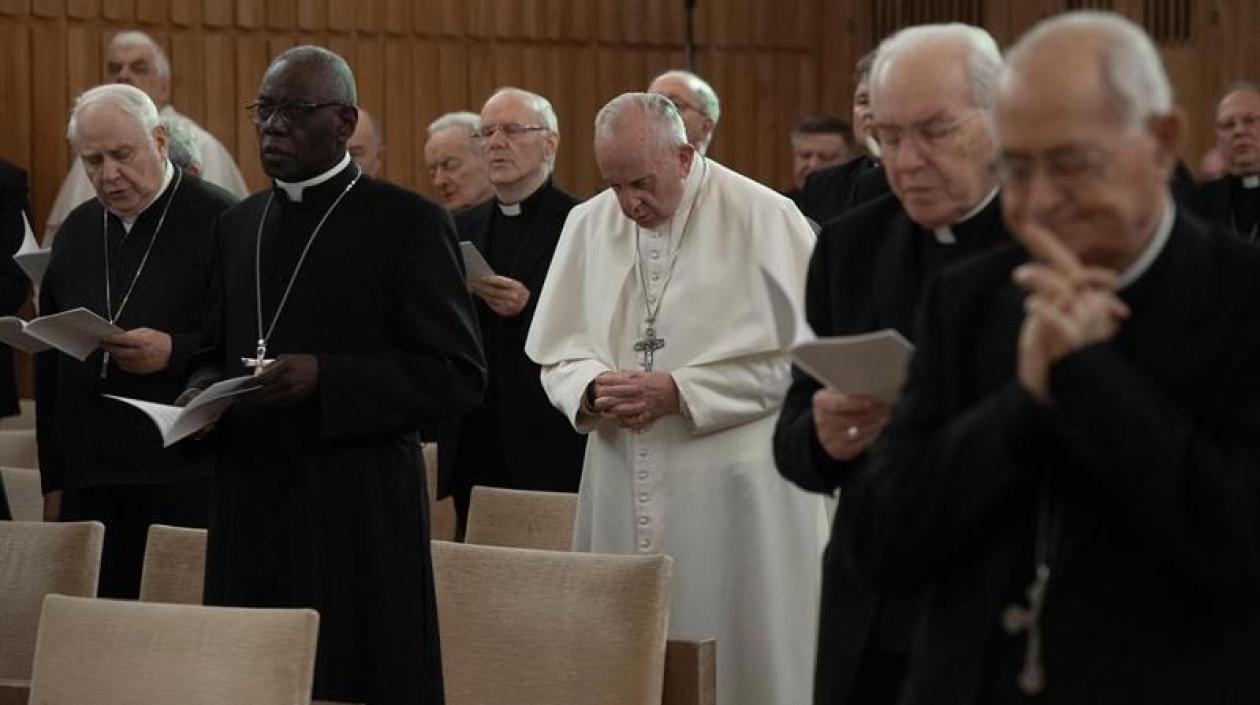 Papa Francisco rezando por las víctimas en Nueva Zelanda.