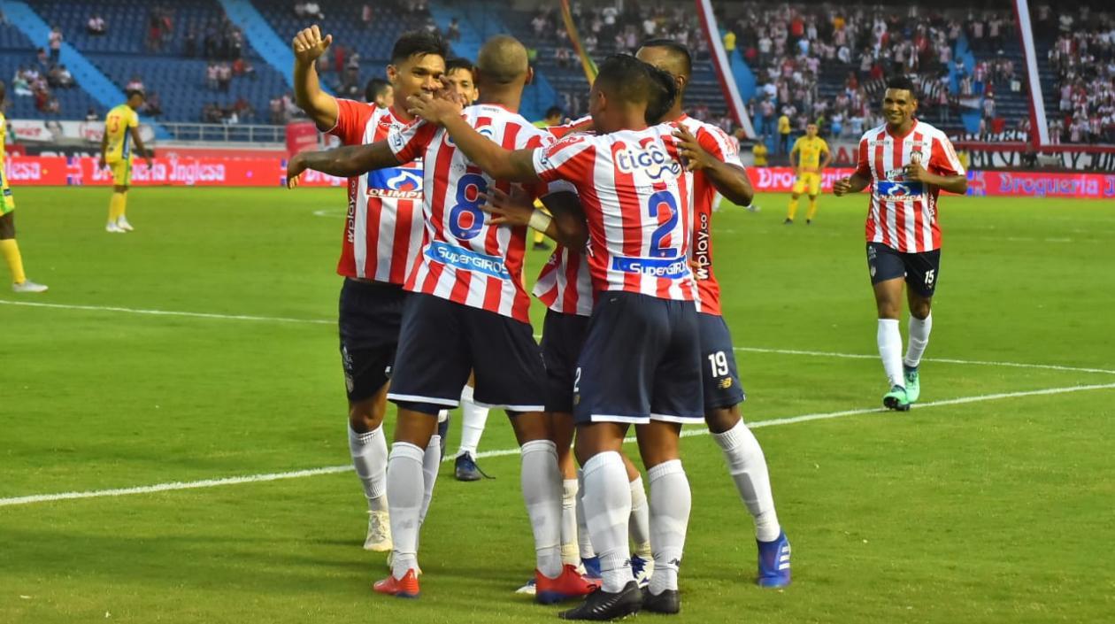 Jugadores de Junior felicitan a Freddy Hinestroza tras su gol al Huila. 