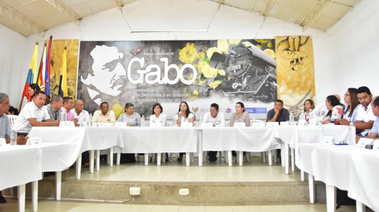 Karen Abudinen en reunión en Aracataca con alcaldes del Magdalena.