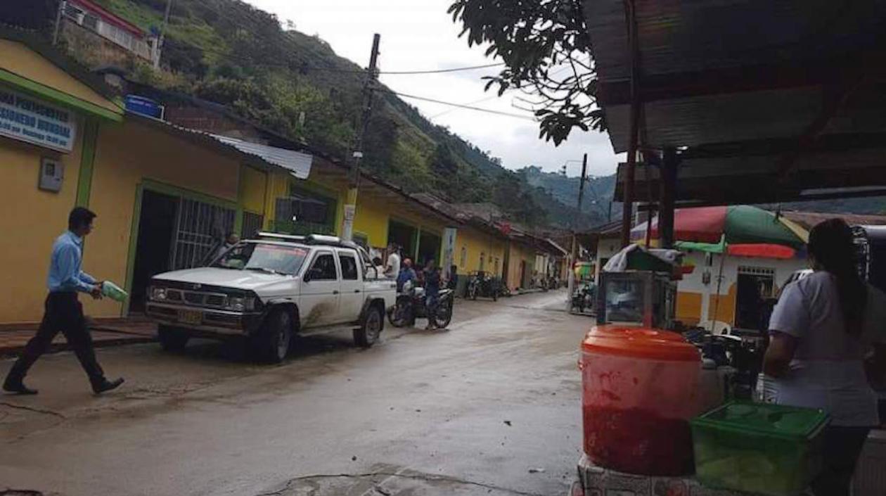 Con ráfagas de fusil desde la montaña, desconocidos atacaron la estación de policía y las oficinas del Banco Agrario.