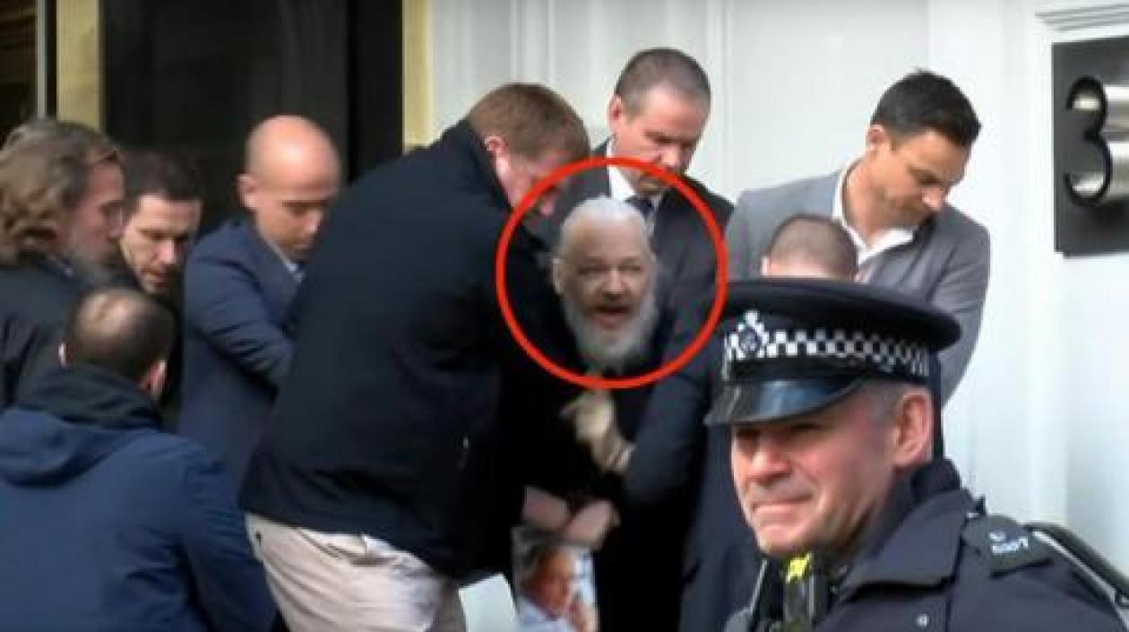 Julian Assange, a su salida de la embajada de Ecuador en Londres.