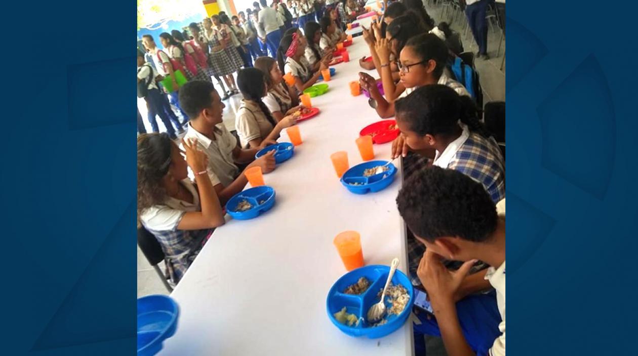 Los estudiantes consumiendo alimentos en el comedor.