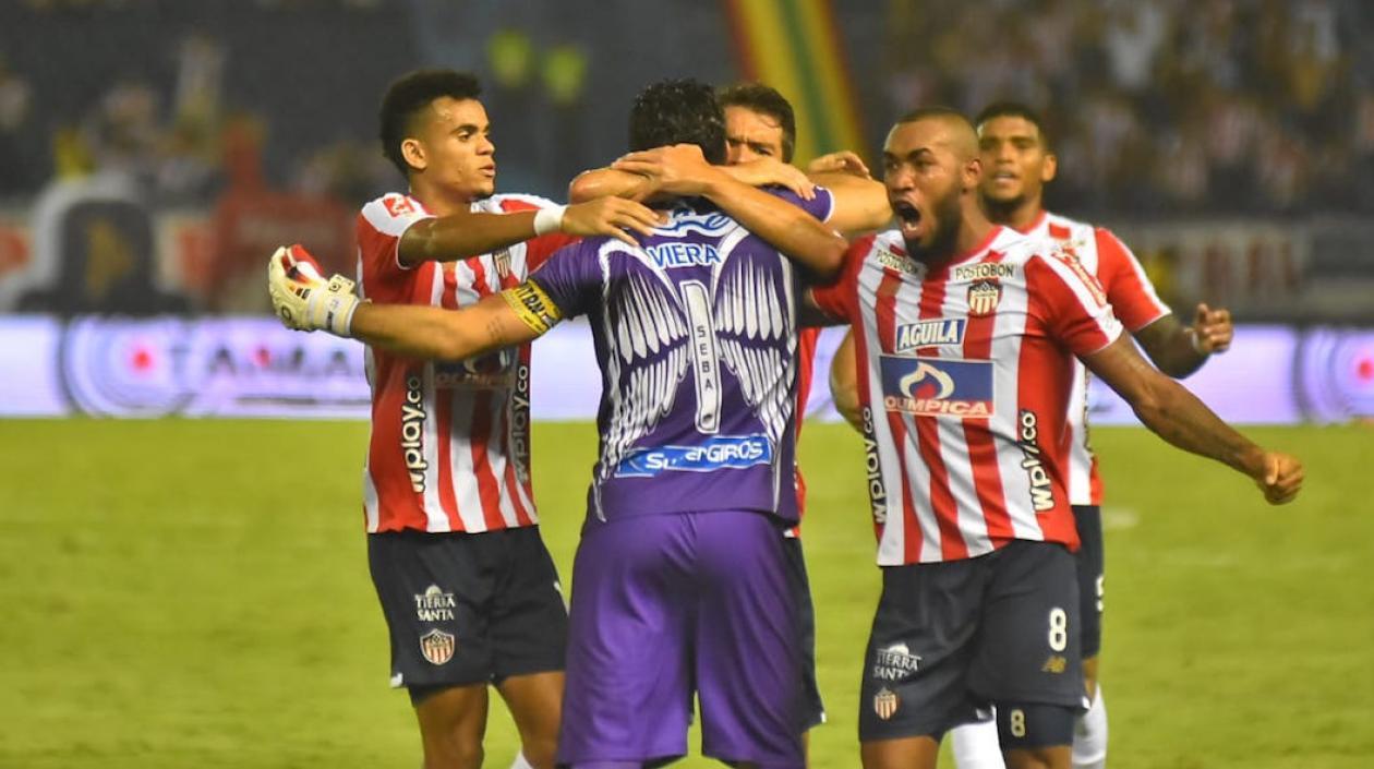 Jugadores del Junior celebrando el golazo del empate con Sebastián Viera.