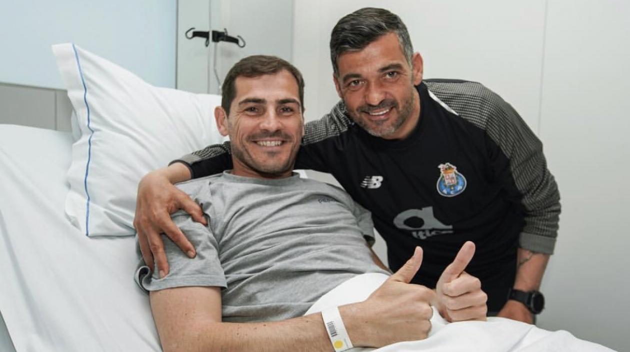 El portero español Iker Casillas recibió la visita de sus compañeros.