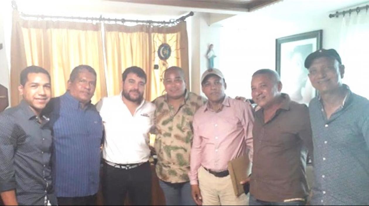 El Concejal Juan Carlos Ospino y amigos expresando su apoyo a Jaime Pumarejo.