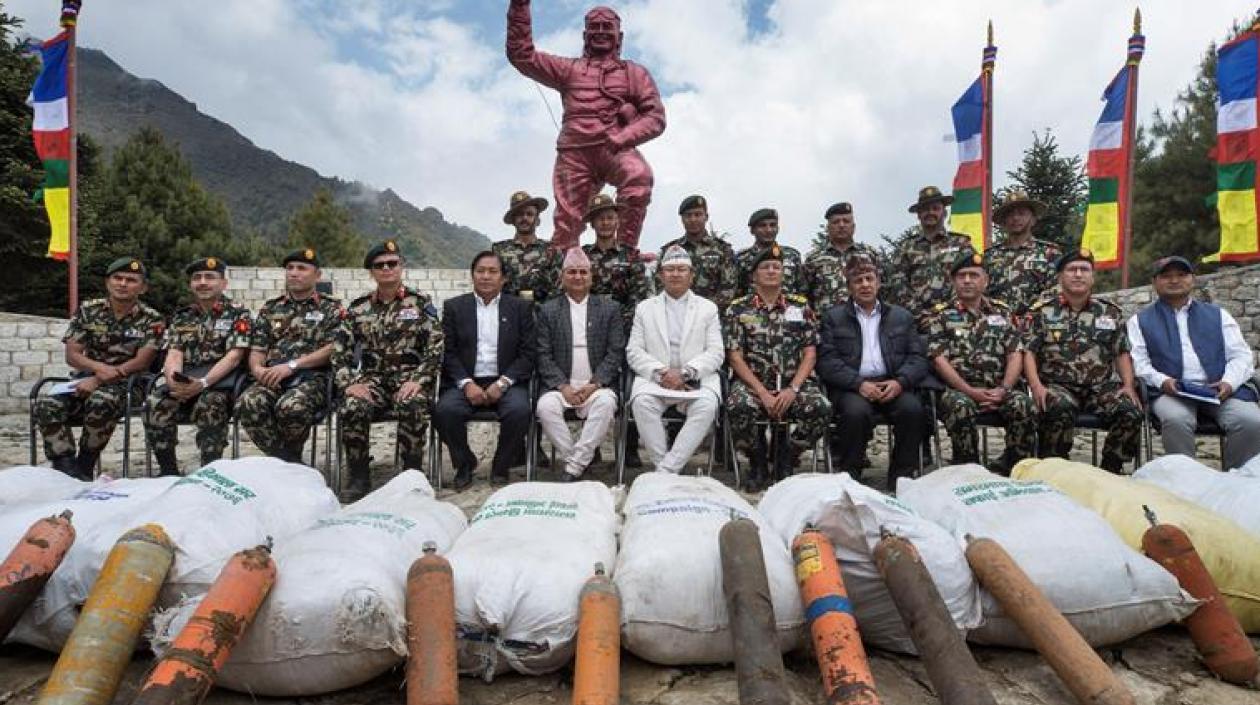 El ministro de Defensa nepalí, Ishwor Pokhrel (c), posa con oficiales del Ejército junto a bolsas residuales del monte Everest, este lunes en Katmandú (Nepal). 