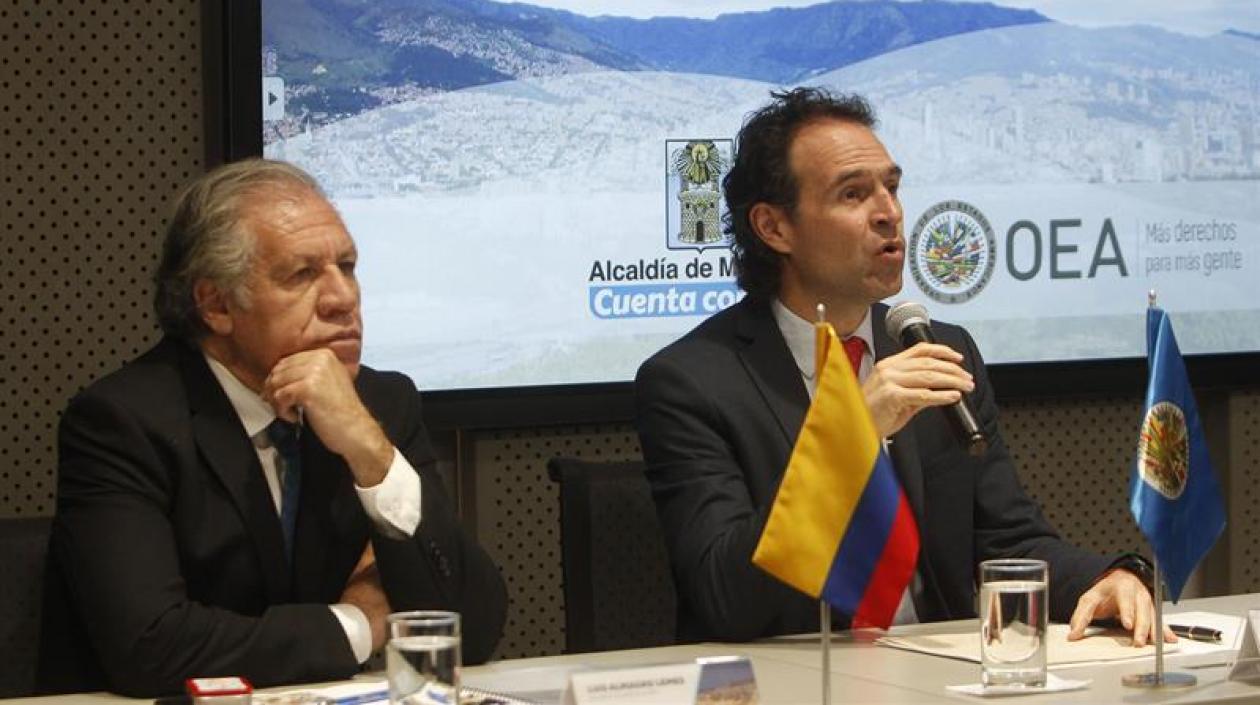 El secretario de la OEA, Luis Almagro, y el Alcalde de Medellín, Federico Gutiérrez.