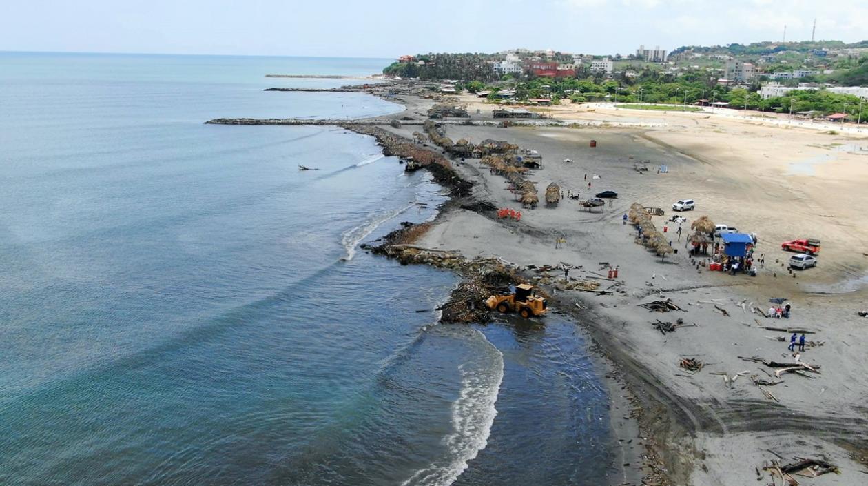 Imagen aérea de los trabajos de limpieza en las playas de Puerto Colombia.
