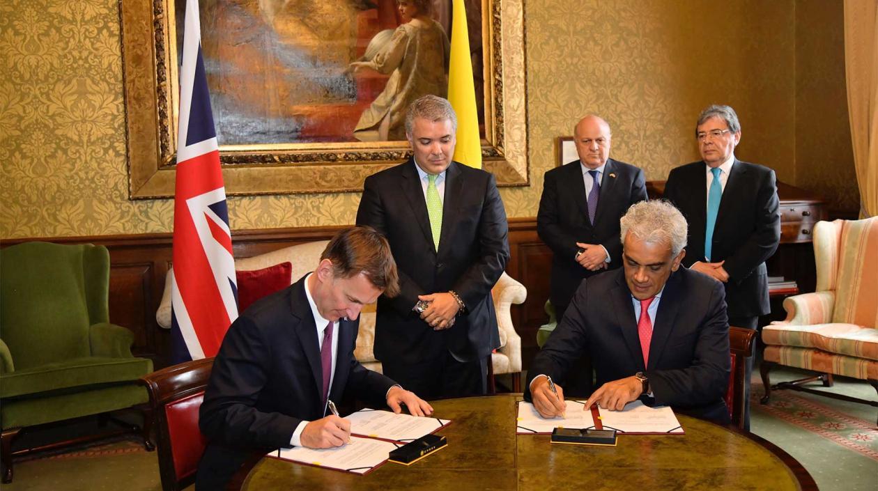 La alianza fue sellada por el Ministro de Ambiente y Desarrollo Sostenible de Colombia, Ricardo Lozano, y el Ministro de Relaciones Exteriores del Reino Unido, Jeremy Hunt.