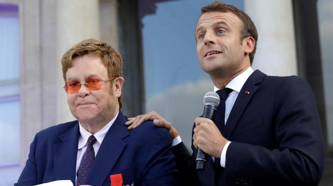 El cantante Elton John y el presidente de Francia, Emmanuel Macron.