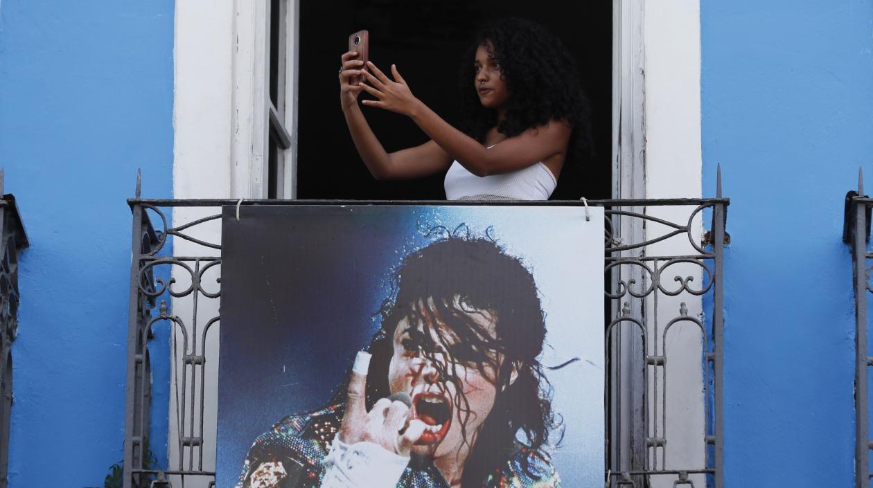 Una joven se hace una foto en un balcón, donde se grabo el video del cantante estadounidense Michael Jackson "They don`t care about us".